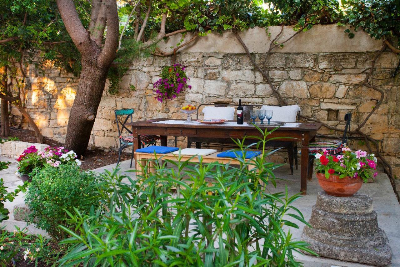 Gasthaus Cecilias Courtyard Malya Exterior foto